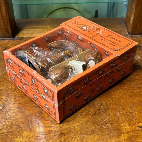 Vintage Treasure Craft souvenir Palm Springs palm tree salt and pepper shakers - Picture 5 of 8